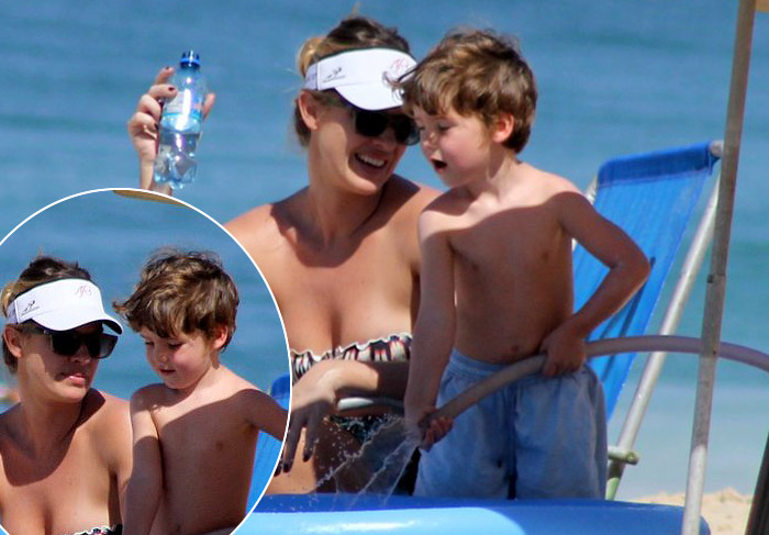 Dois fofos... Letícia Birkheuer se diverte com o filho na praia