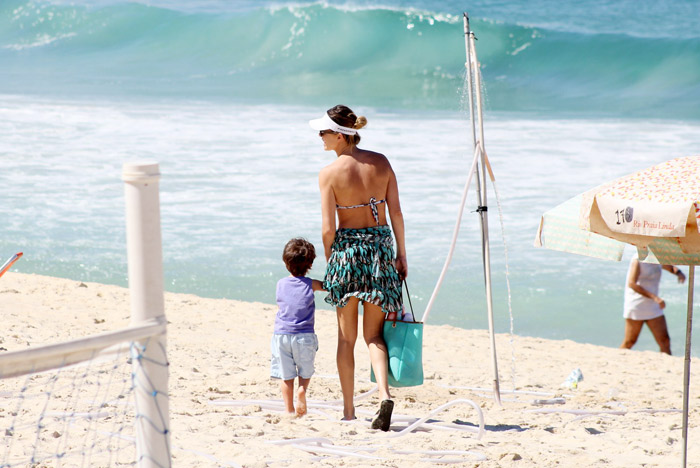 Letícia Birkheuer passeia com o filho na Praia do Leblon