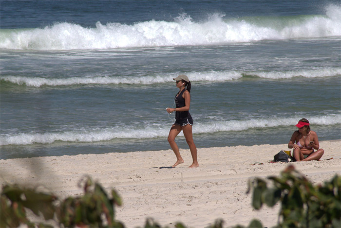 Anna Lima se exercita em dia em de sol no Rio de Janeiro