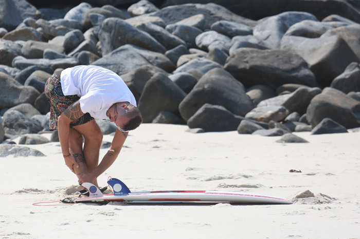 Paulinho Vilhena faz oração antes de surfar no Rio de Janeiro