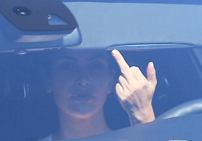 Kim Kardashian se irrita com fotógrafos e faz gesto obsceno