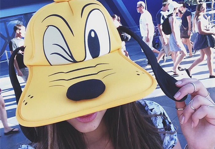 Bruna Marquezine se diverte em passeio na Disney