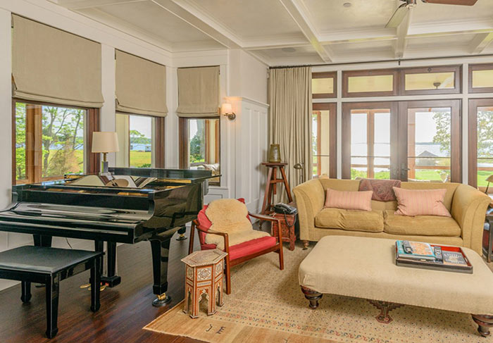 A mansão milionária de Richard Gere: Sala de estar com piano