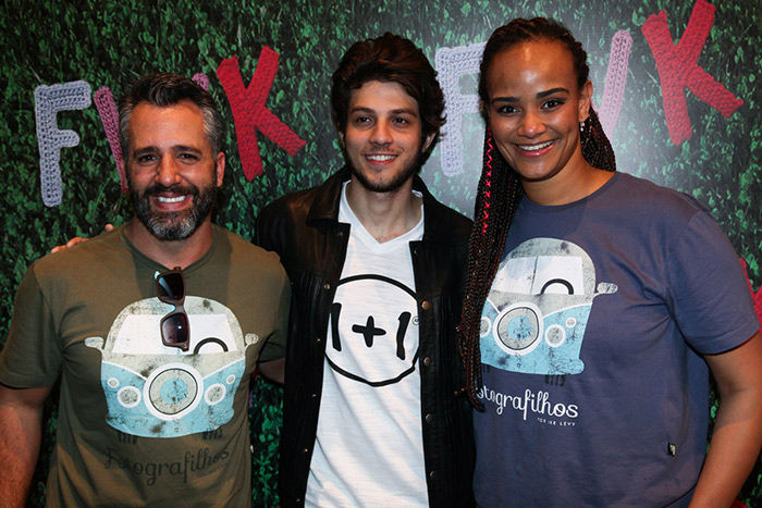 Chay Suede posa com Luciana Mello e Ike Levy no segundo dia da Fashion Weekend Kids, em São Paulo