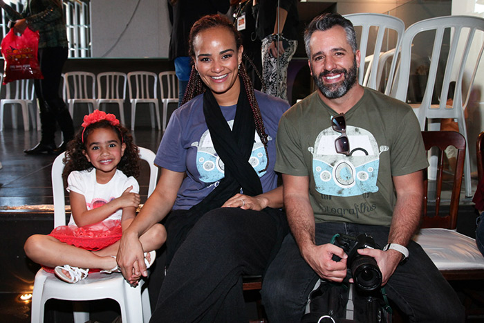 Luciana Mello e Ike Levy levaram a filha, Nina ao segundo dia da Fashion Weekend Kids, em São Paulo