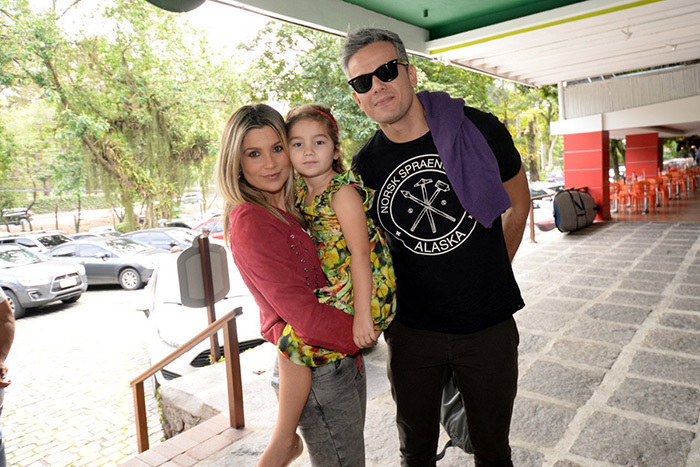 Flávia Alessandra e Otaviano Costa chegam com a filha, Olivia, ao aniversário de 1 ano do blog de Fernanda Rodrigues