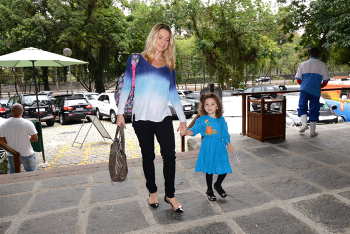 Letícia Spiller chega com a filha à festa promovida por Fernanda Rodrigues