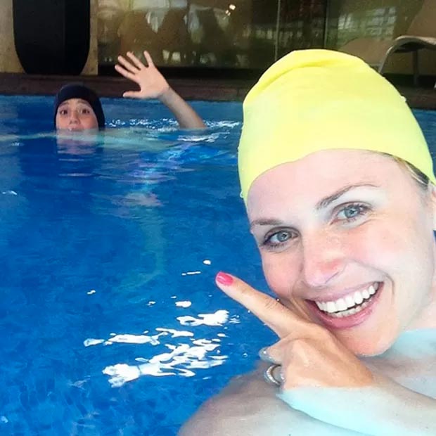 Em Lisboa, Susana Werner curte na piscina com o filho