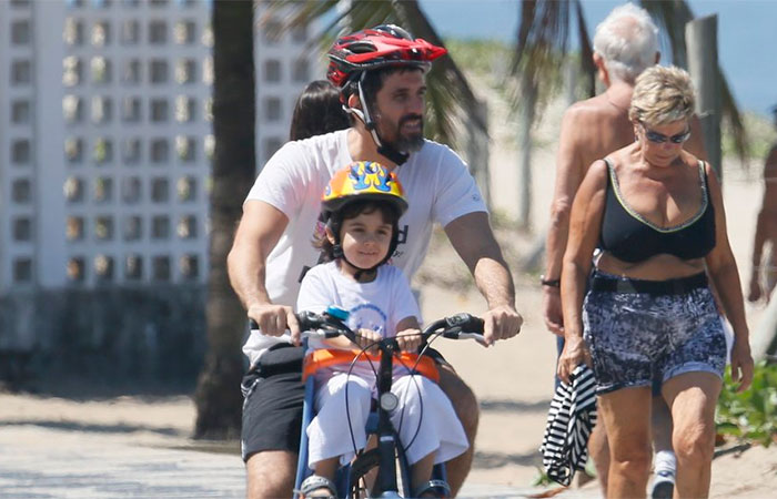 Eriberto Leão passeia de bike com o filho pela orla de Ipanema