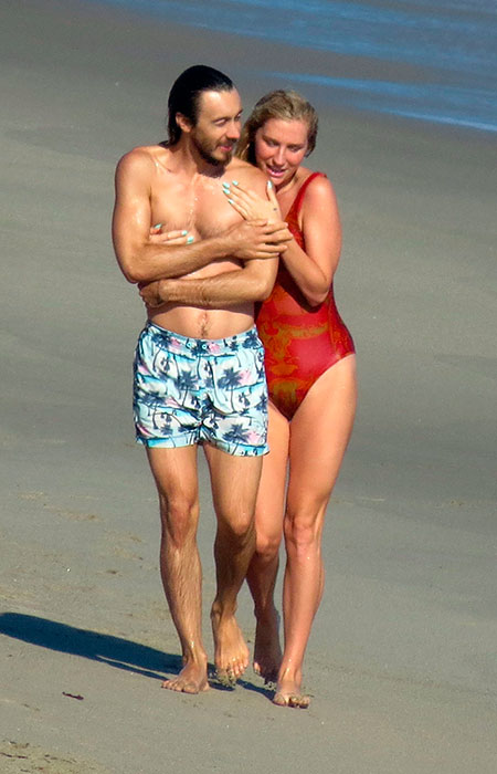 Kesha curte dia de praia em Malibu, na Califórnia, ao lado do namorado