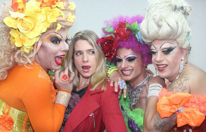  Letícia Spiller é carregada por drag queens