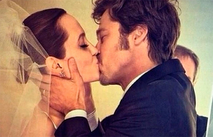 Angelina Jolie e Brad Pitt reuniram os filhos como pagens e daminhas para a cerimônia de casamento, que foi para lá de discreta e reuniu apenas a família. Depois de nove anos juntos, eles decidiram oficializar a união e brindar à relação. É claro que só eles poderiam abrir uma galeria sobre casamentos