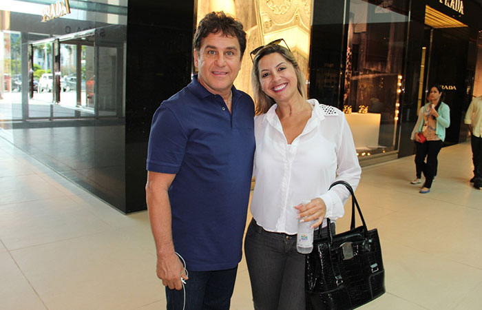 Marcos Frota e Karine Camargo se encontram em shopping