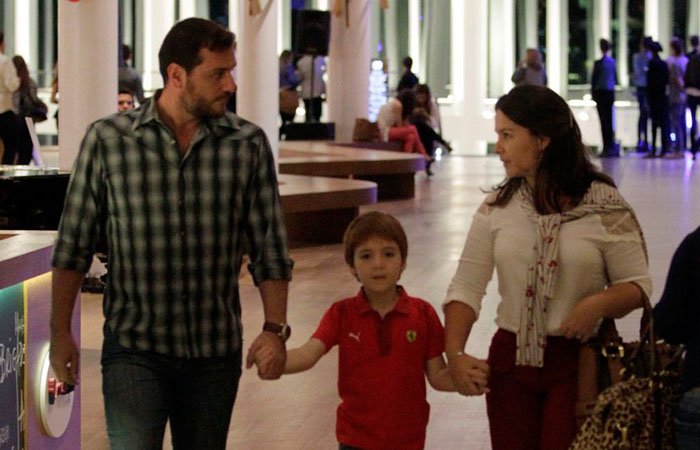  Em família! Rodrigo Lombardi passeia com a esposa e o filho