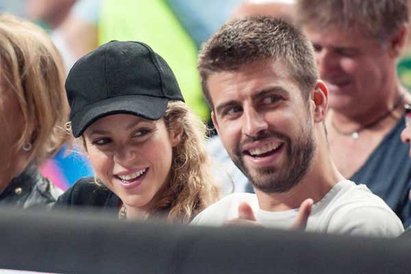 Apaixonados, Shakira e Piqué  assistem jogo de basquete em Barcelona