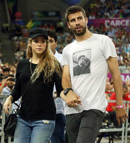 Apaixonados, Shakira e Piqué  assistem jogo de basquete em Barcelona