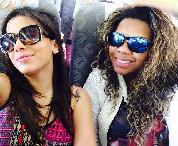 Anitta e Mc Ludmilla botam o papo em dia durante voo São Paulo / Rio