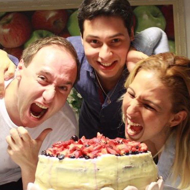 Com o namorado, Valesca Popozuda ataca bolo