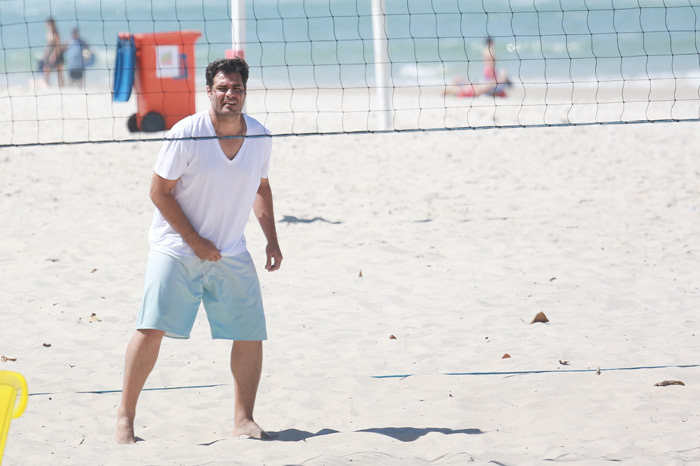 Thiago Lacerda mostra suas habilidades no vôlei em jogo na praia