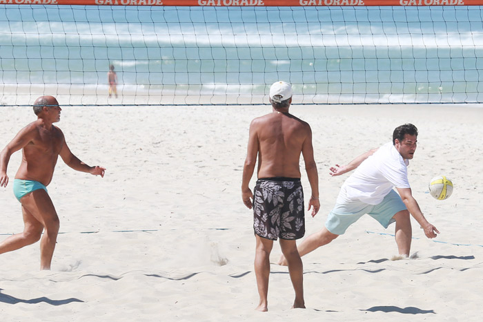 Thiago Lacerda mostra suas habilidades no vôlei em jogo na praia