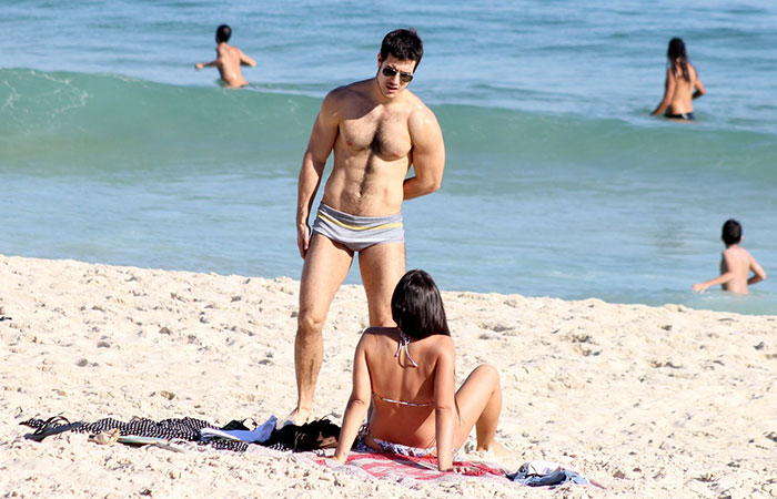 A Emiliano D’Avila curte praia com a namorada