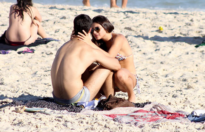 A Emiliano D’Avila curte praia com a namorada