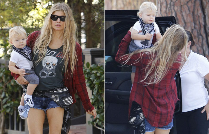 Cheia de estilo e com look roqueiro, Fergie passeia com o filho Axl 