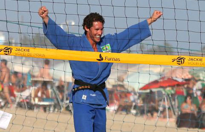  Flávio Canto joga vôlei na praia usando kimono