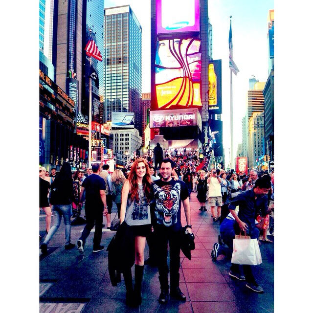 Em Nova York, Sophia Abrahão posa na Times Square com amigo