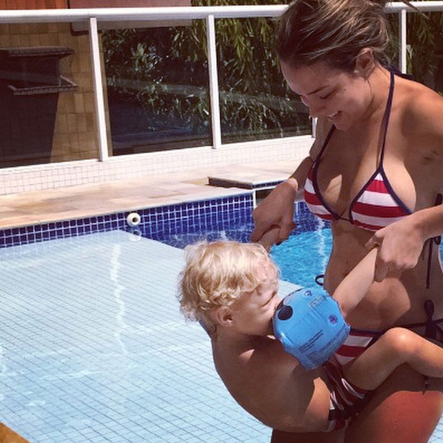 Carol Dantas desfruta de piscina com o filho, Davi Lucca: “Dia lindo”