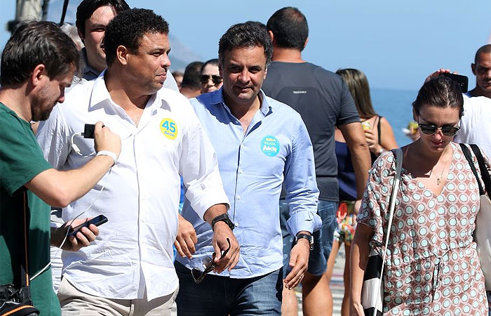 Ronaldo cola adesivo no peito e caminha no Leblon ao lado de candidato