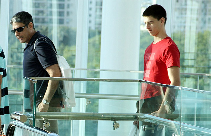 William Bonner e o filho vão a loja de computadores