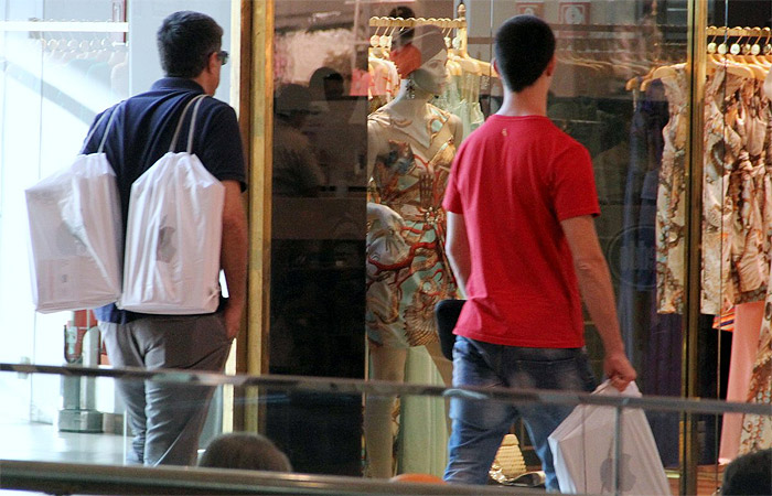 William Bonner e o filho vão a loja de computadores