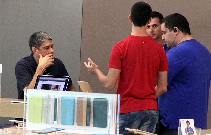 William Bonner e o filho vão a loja de computadores