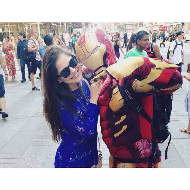 Jessika Alves posa com Iron Man e manda recado: ‘Nem tudo é como a gente sonha’