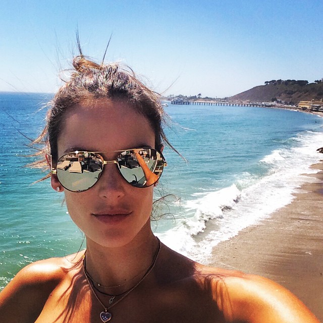 De folga em Malibu, Alessandra Ambrósio curte dia na praia