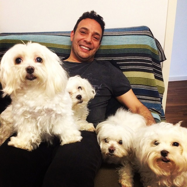 Sorridente, Marcelo Médici posa com cachorrinhos de estimação