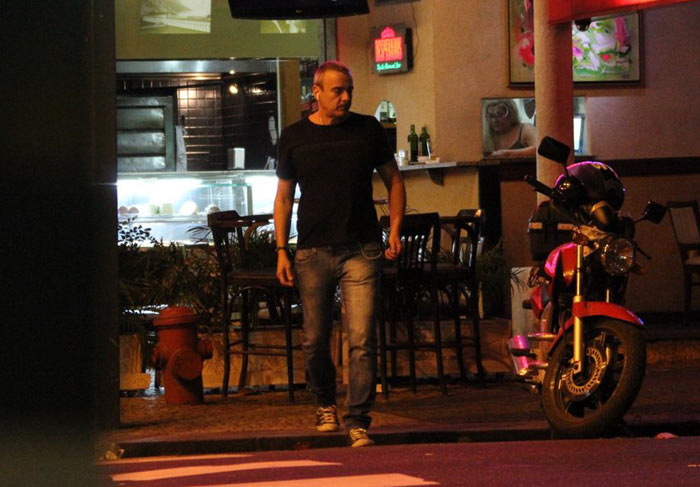 Alexandre Borges é fotografado sozinho num bar carioca
