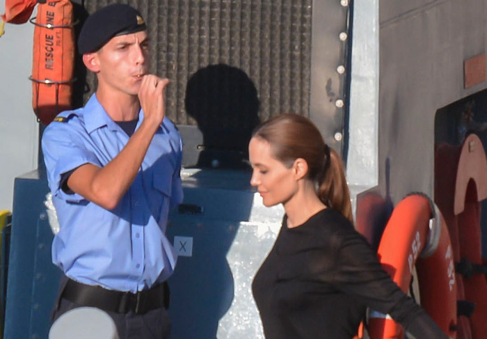 Angelina Jolie dá uma pausa na lua de mel e visita um navio de guerra em Malta. Foto: Grosby Group