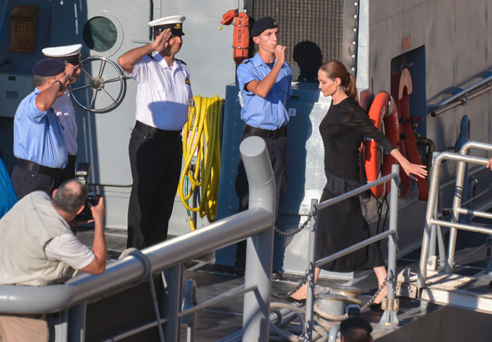 Angelina Jolie dá uma pausa na lua de mel e visita um navio de guerra em Malta. Foto: Grosby Group