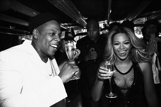 Foto de Beyoncé com champanhe na mão diminui rumores de possível gravidez