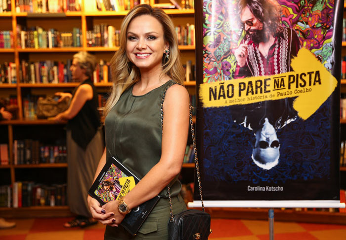 Eliana prestigia sessão de autógrafos de escritora, em São Paulo