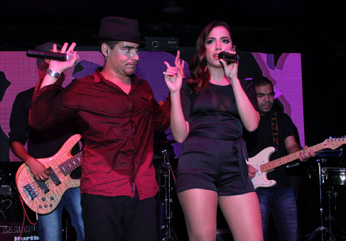 Anitta e Thiago Martins cantam juntos em pocket show