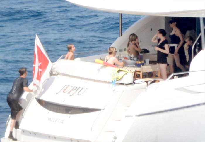 Amor em alto mar!  Veja as primeiras fotos da lua de mel de Brad Pitt e Angelina Jolie 