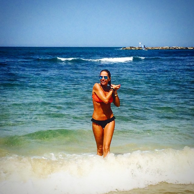 Adriane Galisteu toma banho de mar em Tel Aviv: ‘Refrescando!’