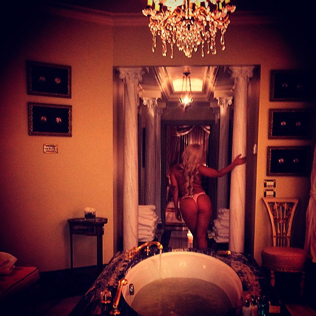  Só de calcinha, Lady Gaga arranca elogios: 'Hora do banho'