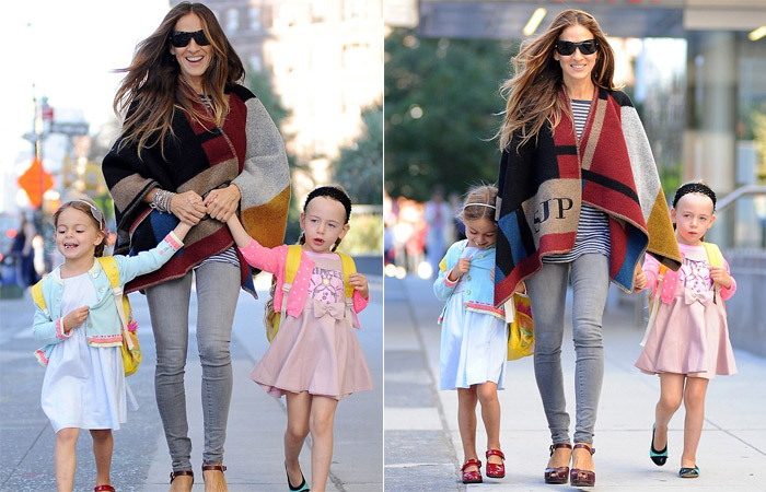 Sarah Jessica Parker leva as filhas na escola usando capa personalizada com suas iniciais