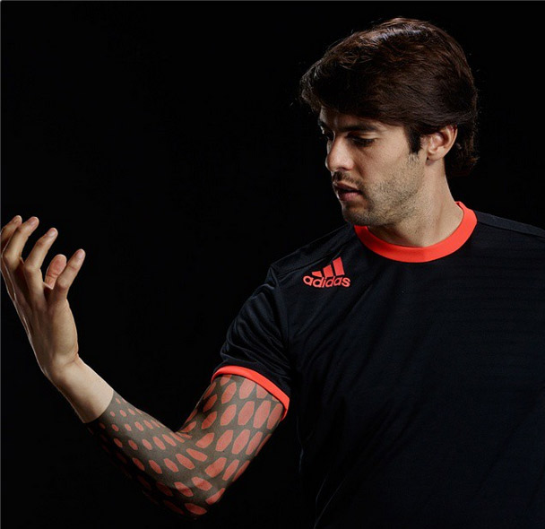 Kaká mostra foto de campanha para grife de esportes