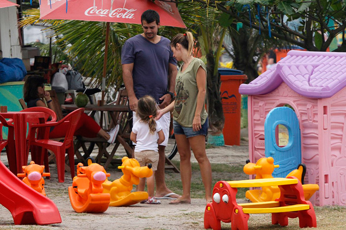 Dani Monteiro passeia em clima de romance com o marido e a filha no Rio
