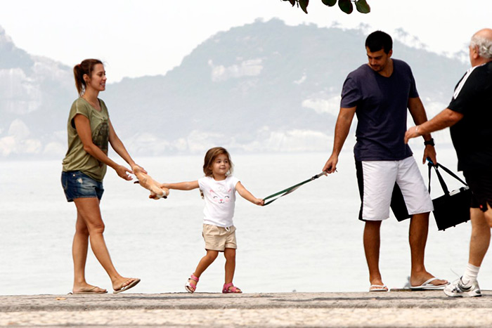 Dani Monteiro passeia em clima de romance com o marido e a filha no Rio